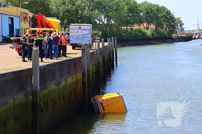 Te water geraakte werkbus door kraan uit water gehaalt