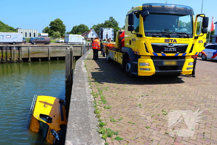 Te water geraakte werkbus door kraan uit water gehaalt