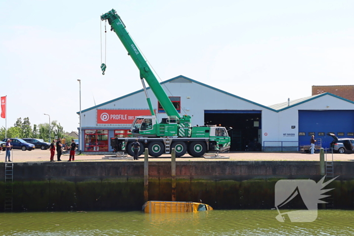 Te water geraakte werkbus door kraan uit water gehaalt