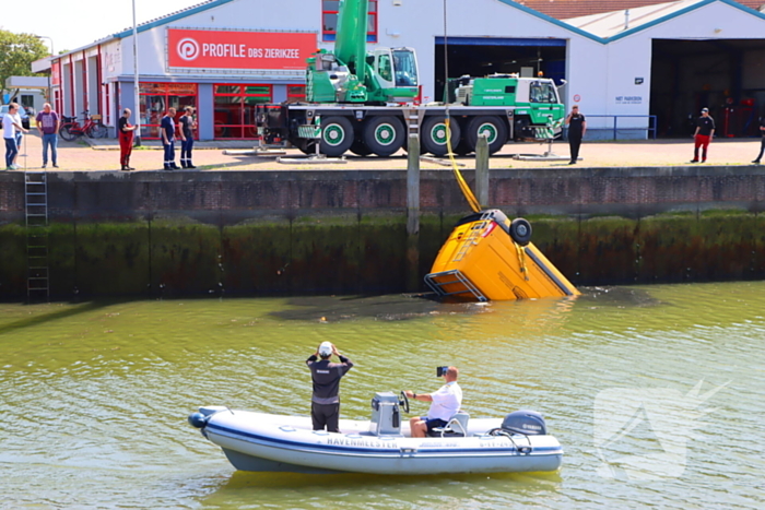Te water geraakte werkbus door kraan uit water gehaalt