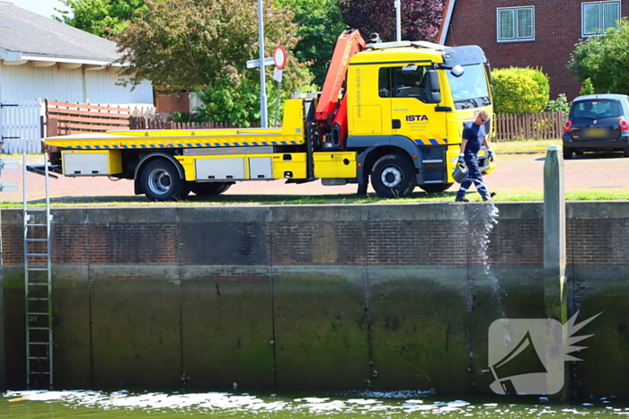 Te water geraakte werkbus door kraan uit water gehaalt