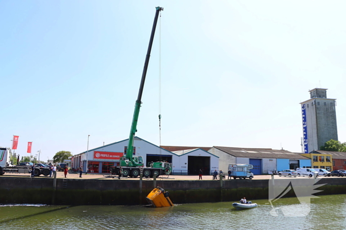 Te water geraakte werkbus door kraan uit water gehaalt
