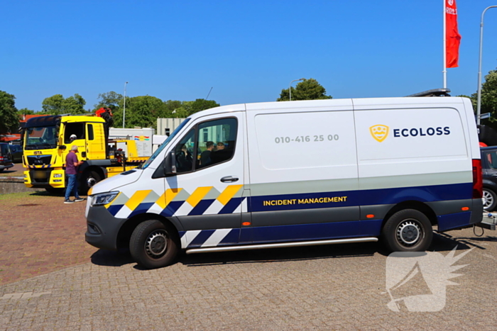 Te water geraakte werkbus door kraan uit water gehaalt