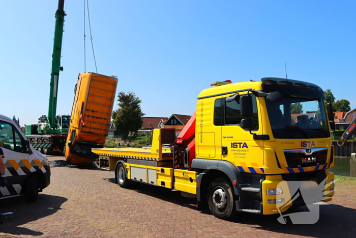 Te water geraakte werkbus door kraan uit water gehaalt