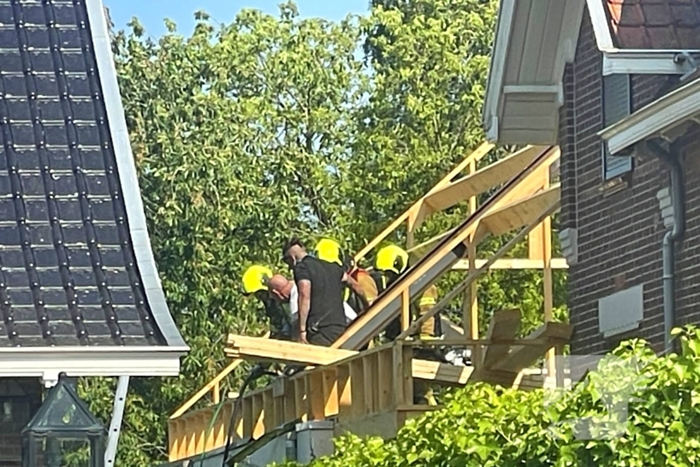 Brandweer ingezet voor brand achter een woning