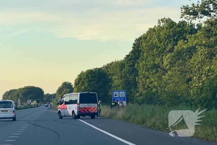 Voertuig belandt in water naast snelweg