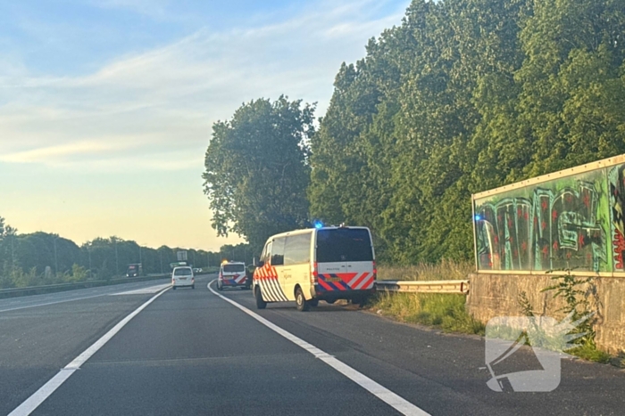 Voertuig belandt in water naast snelweg