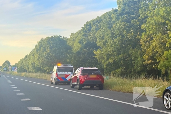 Voertuig belandt in water naast snelweg