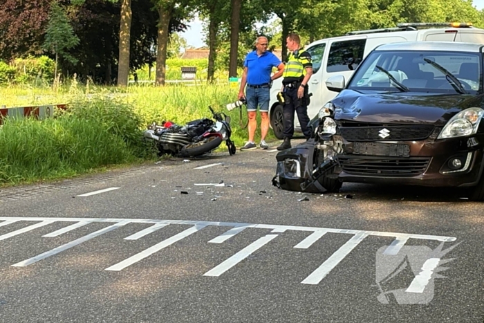Motorrijder klapt op auto en raakte gewond m
