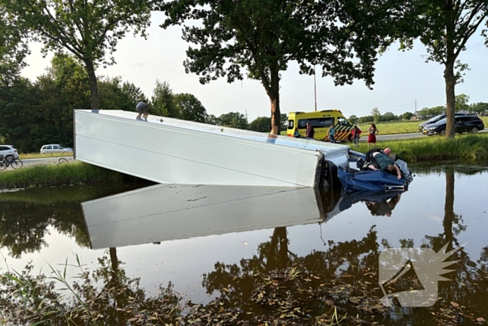 Vrachtwagen raakt van weg en verdwijnt in water
