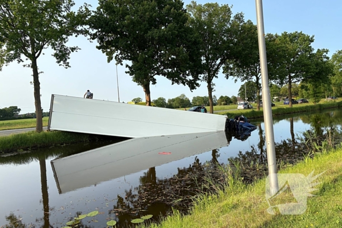 Vrachtwagen raakt van weg en verdwijnt in water
