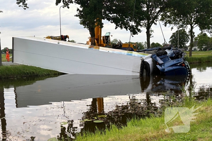 Vrachtwagen raakt van weg en verdwijnt in water