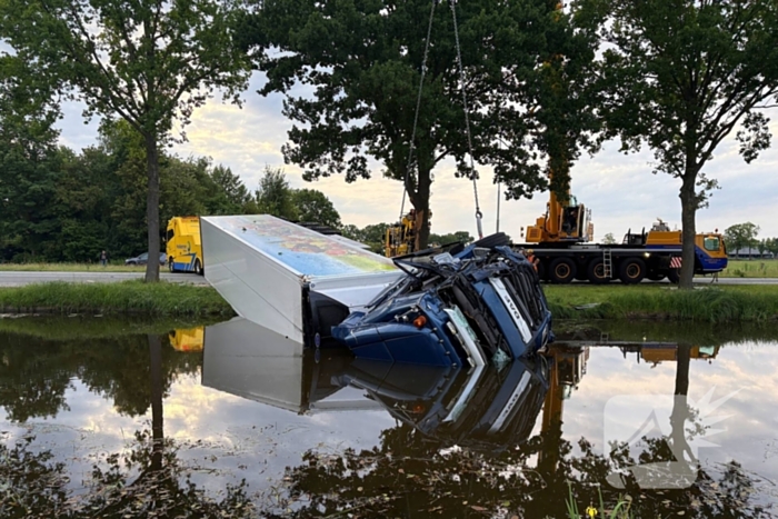 Vrachtwagen raakt van weg en verdwijnt in water