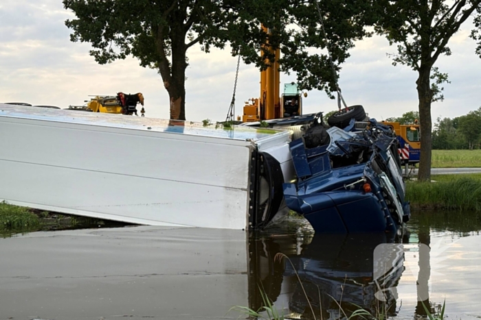 Vrachtwagen raakt van weg en verdwijnt in water