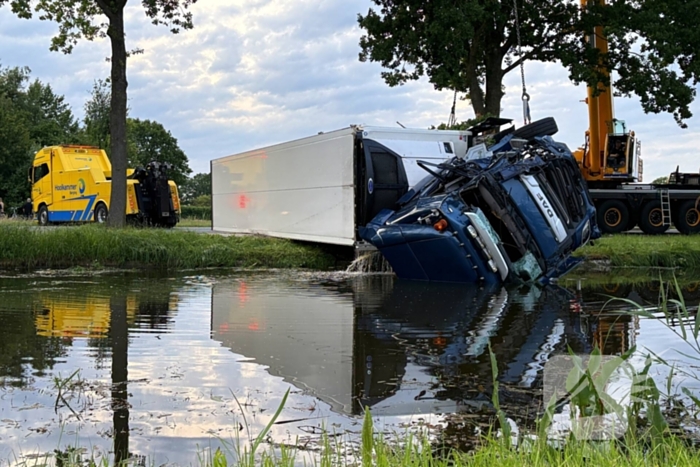 Vrachtwagen raakt van weg en verdwijnt in water