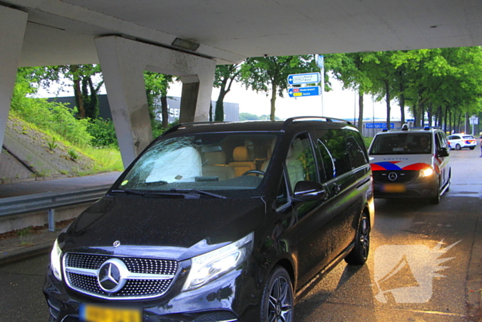 Bestelbus botst op weggedreven putdeksel