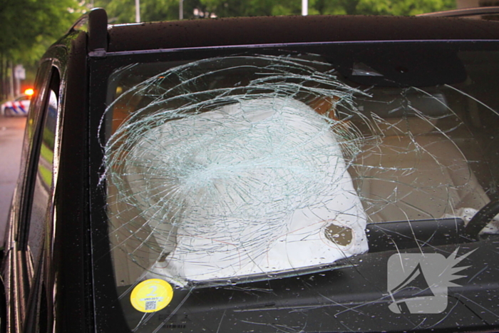 Bestelbus botst op weggedreven putdeksel