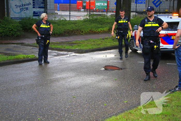 Bestelbus botst op weggedreven putdeksel