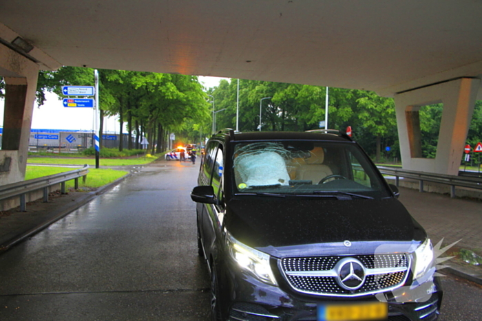 Bestelbus botst op weggedreven putdeksel