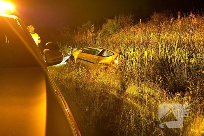 Auto belandt in sloot na het ontwijken van eend