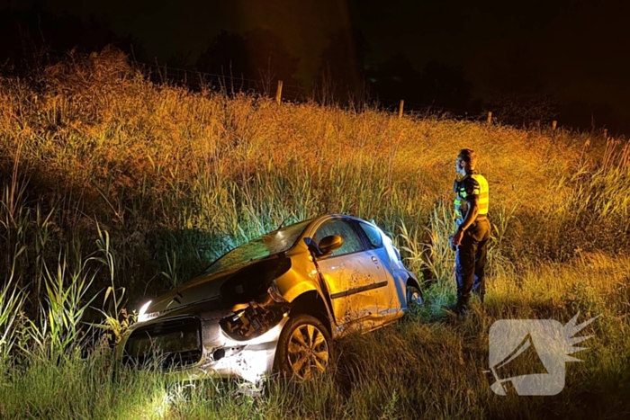 Auto belandt in sloot na het ontwijken van eend