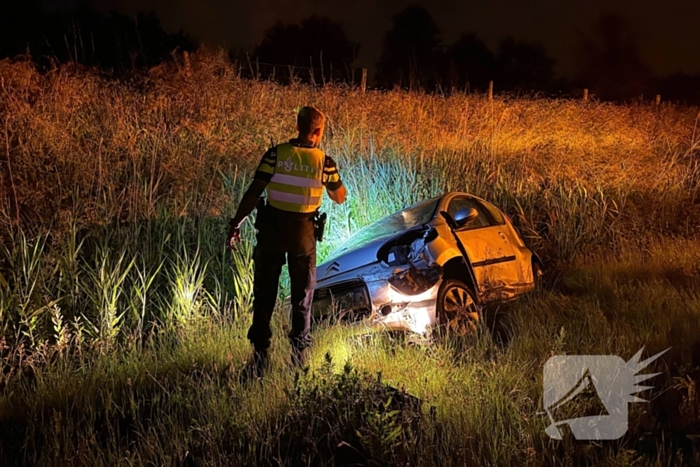 Auto belandt in sloot na het ontwijken van eend