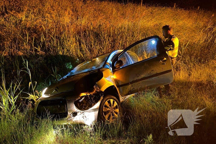 Auto belandt in sloot na het ontwijken van eend