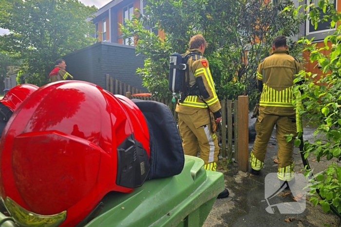 Bandweer ingezet voor brandende kliko in voortuin