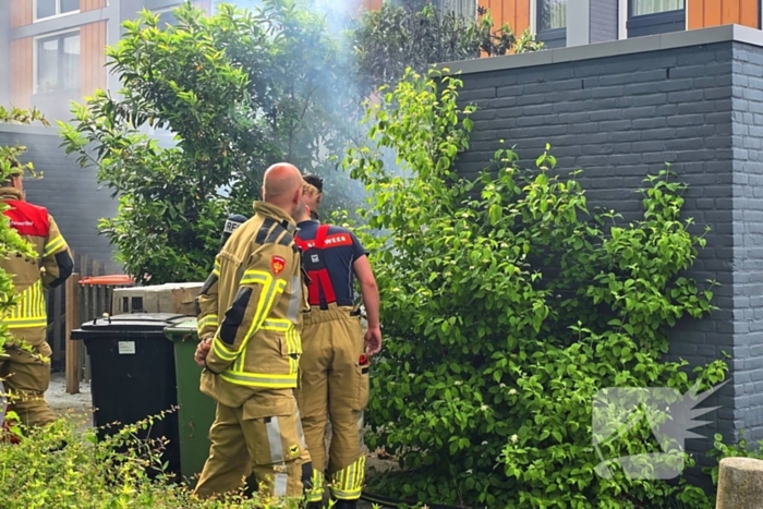 Bandweer ingezet voor brandende kliko in voortuin