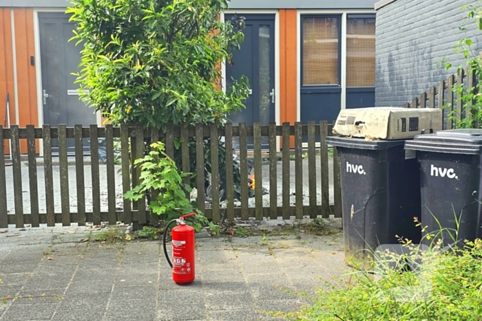Bandweer ingezet voor brandende kliko in voortuin