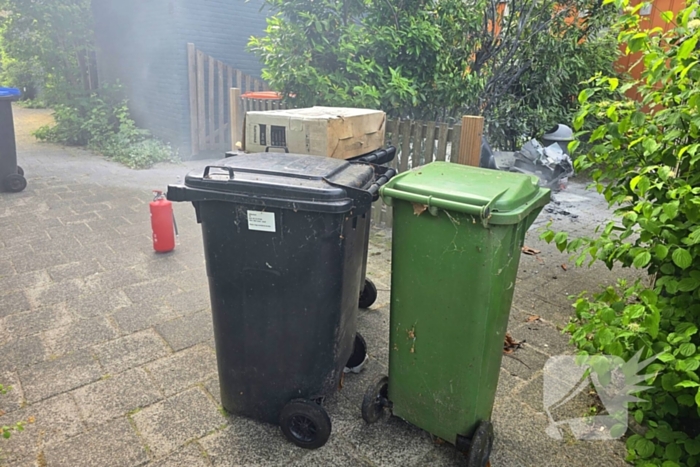 Bandweer ingezet voor brandende kliko in voortuin