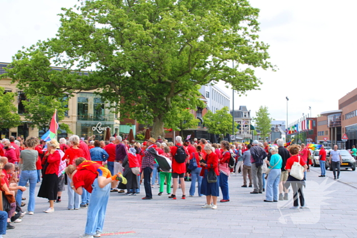 Veel deelnemers aan demonstratie en tegen demonstratie