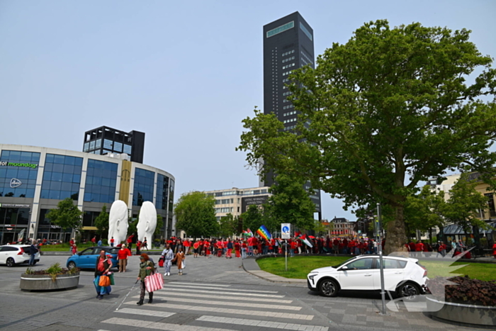 Veel deelnemers aan demonstratie en tegen demonstratie
