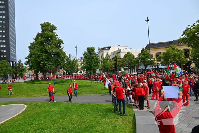 Veel deelnemers aan demonstratie en tegen demonstratie