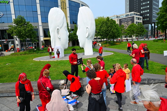 Veel deelnemers aan demonstratie en tegen demonstratie