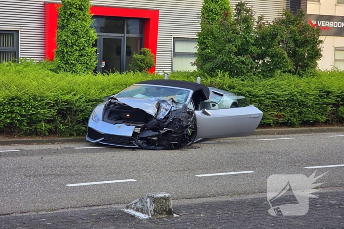 Peperdure Lamborghini crasht met personenauto op kruising