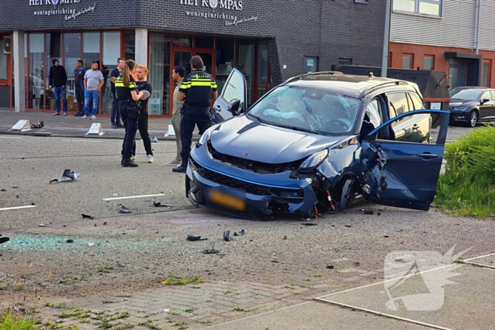 Peperdure Lamborghini crasht met personenauto op kruising