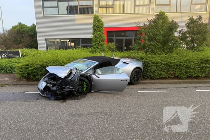 Peperdure Lamborghini crasht met personenauto op kruising