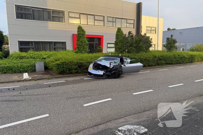 Peperdure Lamborghini crasht met personenauto op kruising