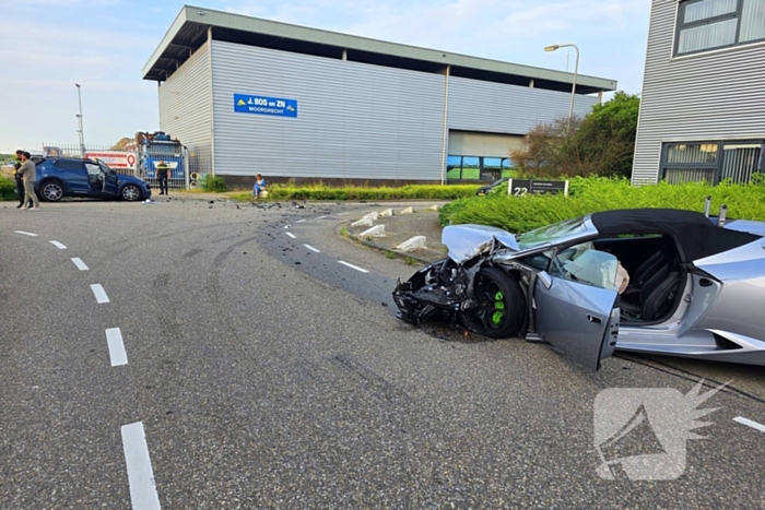 Peperdure Lamborghini crasht met personenauto op kruising