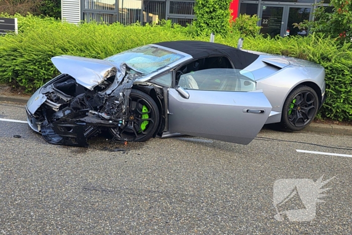 Peperdure Lamborghini crasht met personenauto op kruising