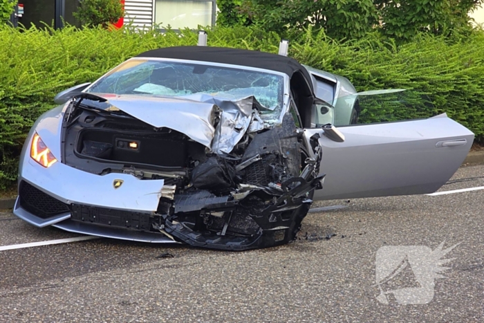 Peperdure Lamborghini crasht met personenauto op kruising