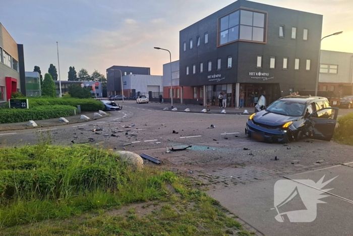 Peperdure Lamborghini crasht met personenauto op kruising