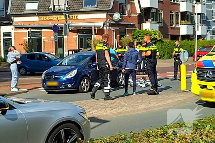 Auto en wielrenner botsen op kruising