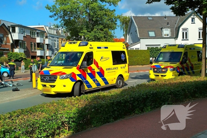 Auto en wielrenner botsen op kruising