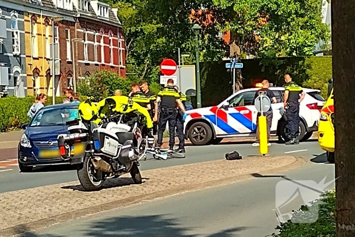 Auto en wielrenner botsen op kruising