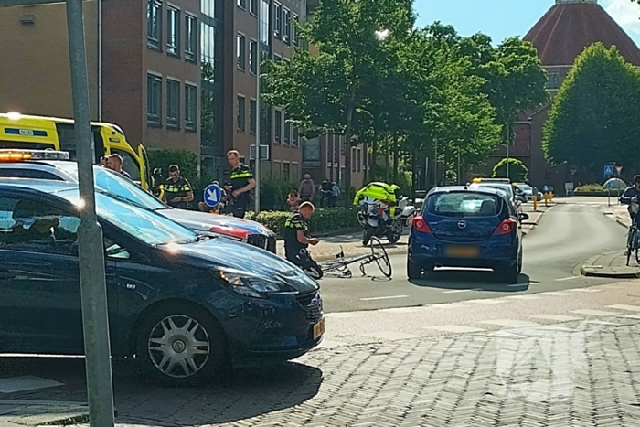Auto en wielrenner botsen op kruising