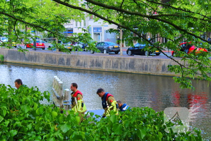 Duikteam haalt persoon uit water