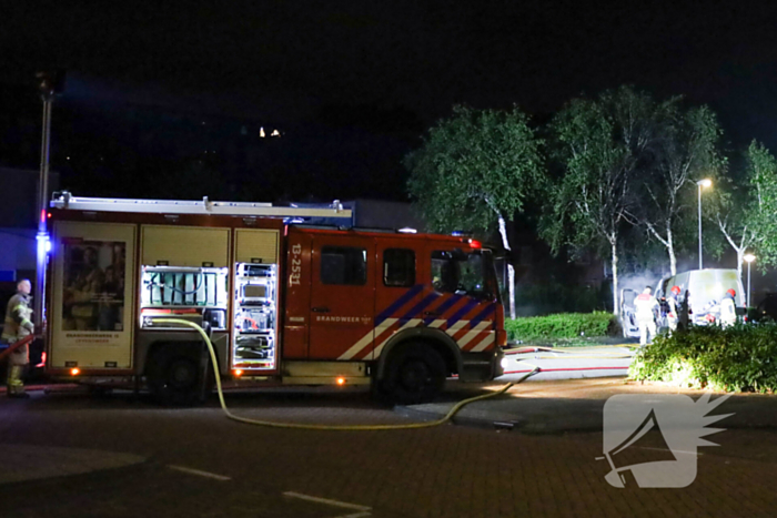 Bestelbus gaat in vlammen op