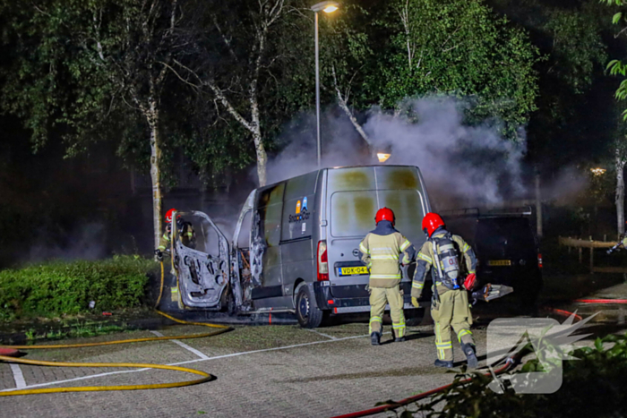 Bestelbus gaat in vlammen op